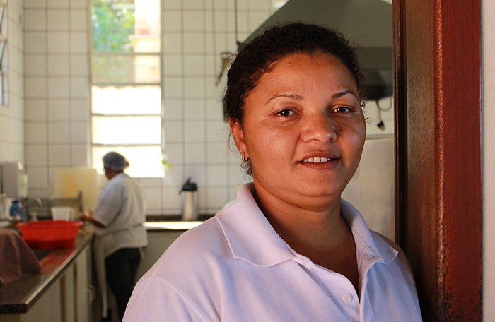 Maria Solange de Souza também ajuda na cozinha. Foto: Maria Fernanda Salinet.