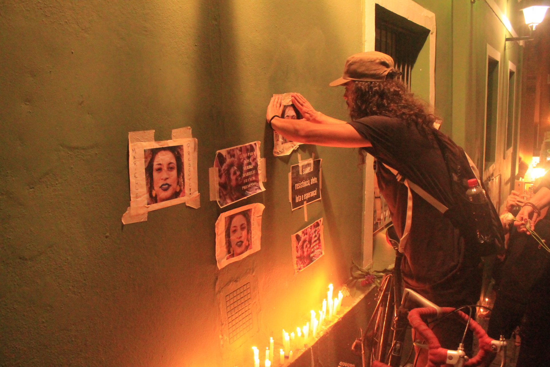 Os protestantes colaram cartazes nas paredes dos prédios ao lado da escadaria da Igreja Nossa Senhora dos Homens Pretos, e acenderam velas para homenagear Marielle Franco. Foto: Fernando Lisboa.