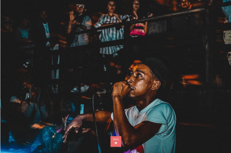 MC DKG cantando na primeira edição da Batalha da Lomba/2018. Foto: Mathias Luz.