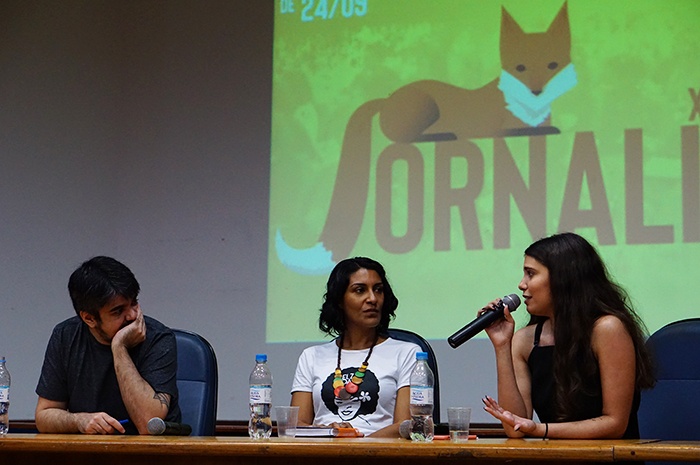 Rebecca Silva e Pablo Vilaça acompanhados da professora Leslie Chaves na palestra sobre jornalismo cultural. Foto: Lívia Tokasik.