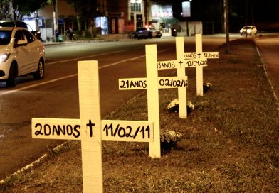 Cruzes no canteiro da Rua Silva Jardim, em 20 de maio de 2020, denunciavam a violência policial na comunidade do Mocotó. Foto: Rodrigo Barbosa