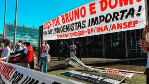 Manifestantes seguram faixa: Justiça por Bruno e Dom! A vida dos indigenistas importa!