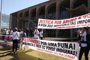 Manifestantes seguram faixa em frente ao Ministério da Justiça: Fora Xavier! Por uma FUNAI indigenista e para os povos indígenas!