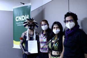 Estudantes indígenas posam com promotoras na sala do CNDH.