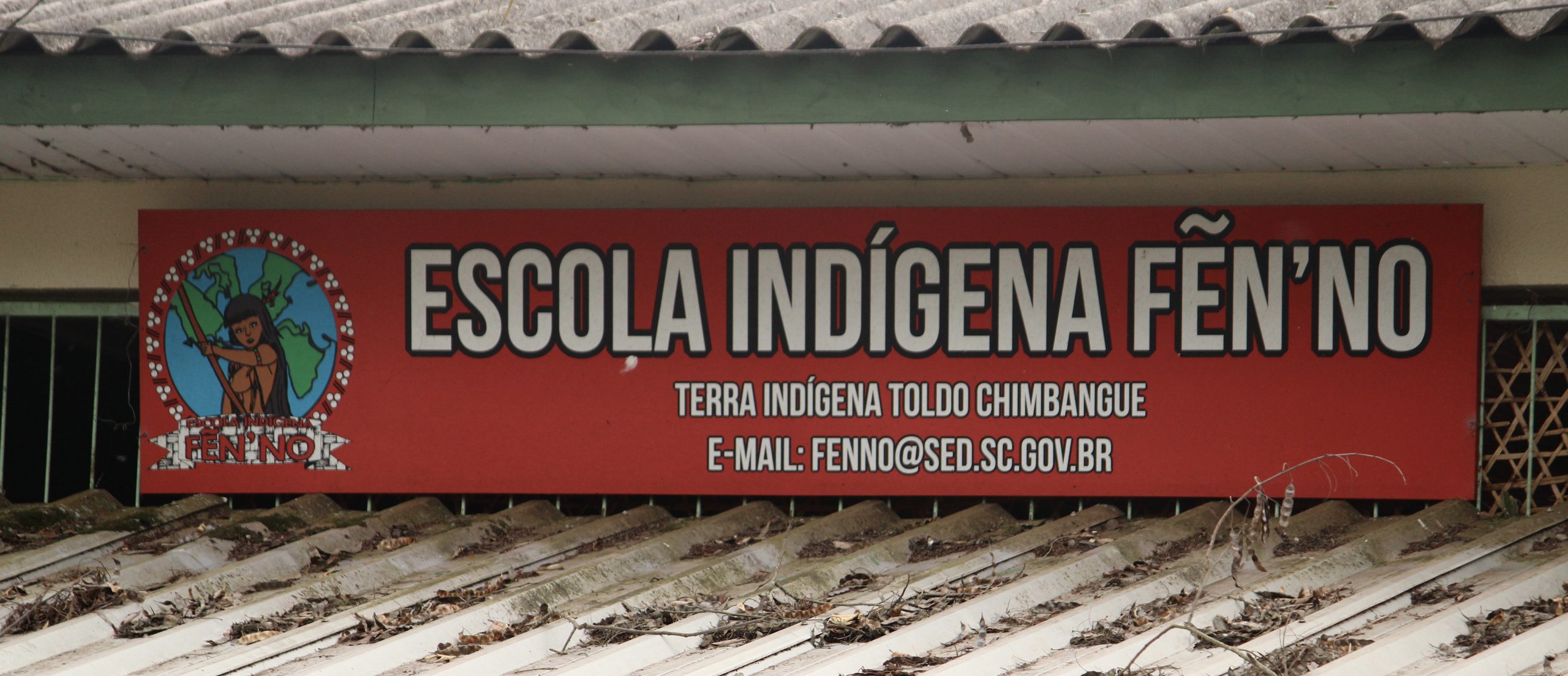 Placa de entrada da Escola Indígena de Ensino Fundamental Fen'Nó, na Terra Indígena Toldo Chimbangue. Foto: Rodrigo Barbosa